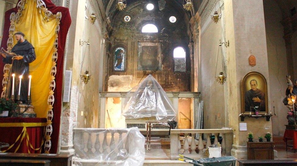 Lavori per sistemare l’altare dopo l’incendio a S. Francesco