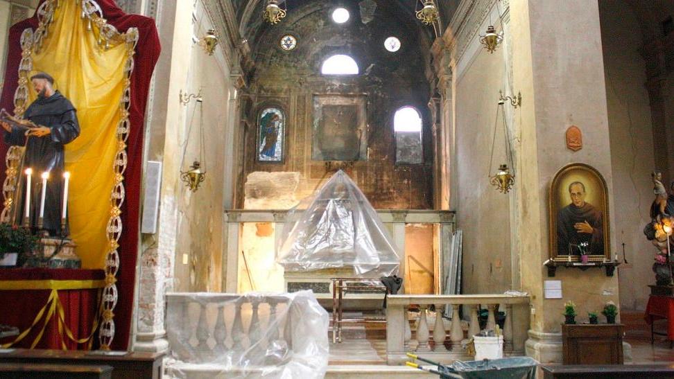 Lavori per sistemare l’altare dopo l’incendio a S. Francesco