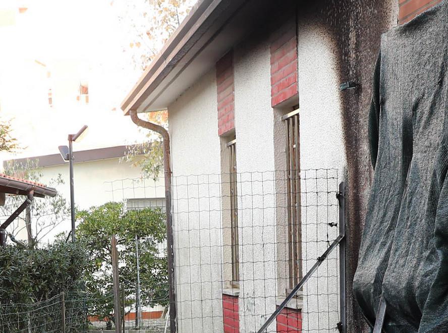 «Adesso abbiamo paura» Il residence ancora a fuoco 