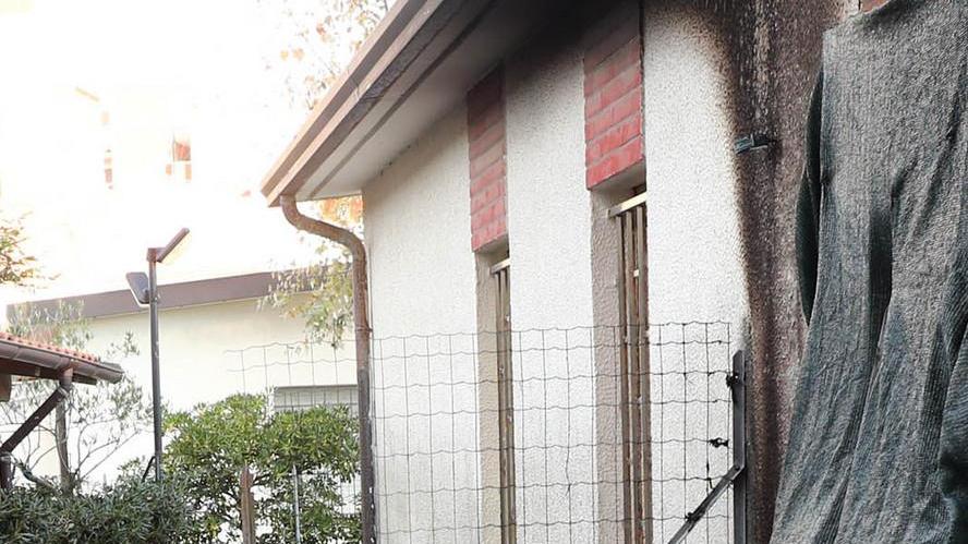«Adesso abbiamo paura» Il residence ancora a fuoco