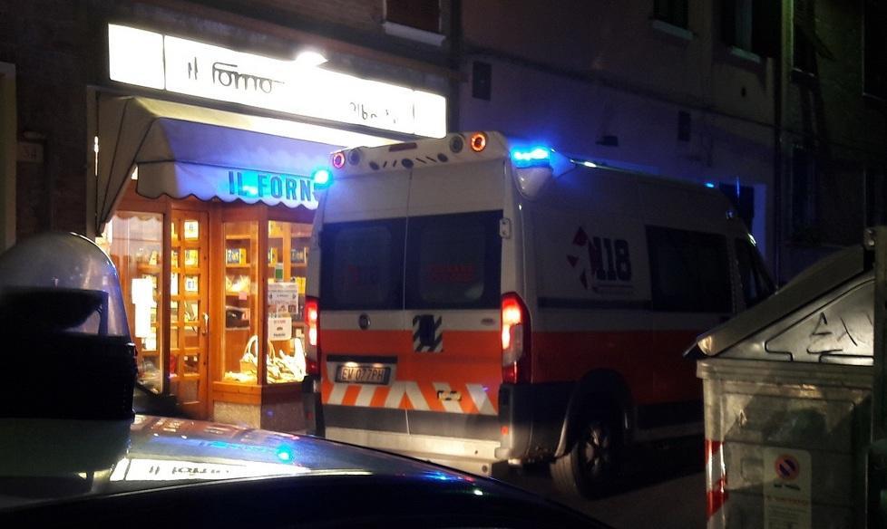 Rapinano il forno con un coltello 