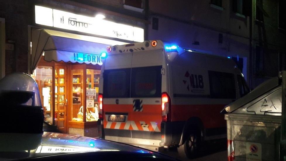 Rapinano il forno con un coltello