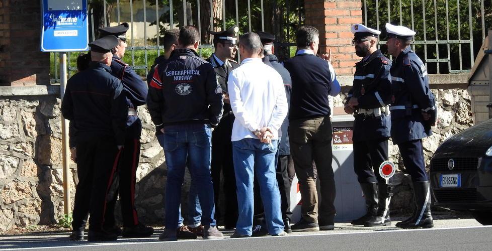 I controlli di carabinieri e polizia municipale all'esterno dello stabilimento nei giorni del rave (foto Russo)