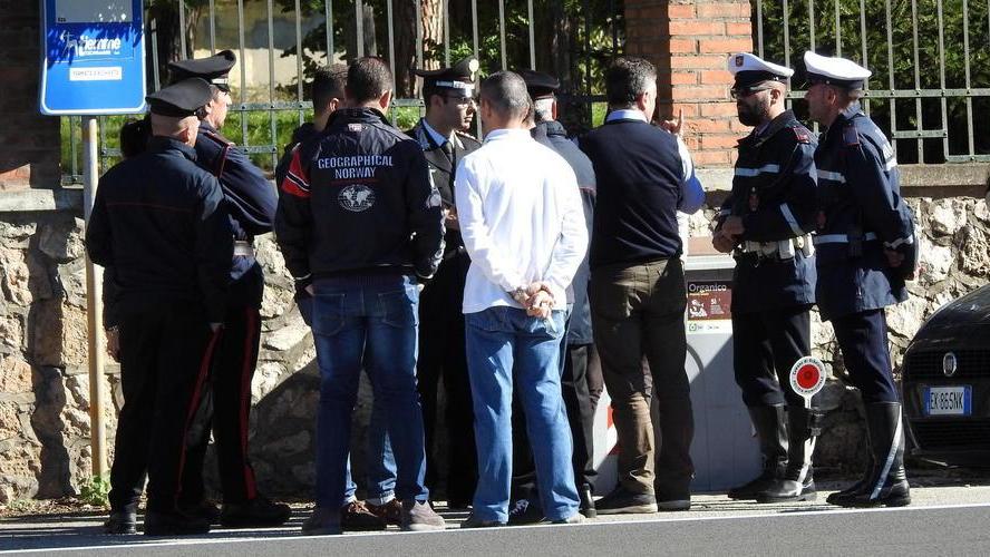 I controlli di carabinieri e polizia municipale all'esterno dello stabilimento nei giorni del rave (foto Russo)