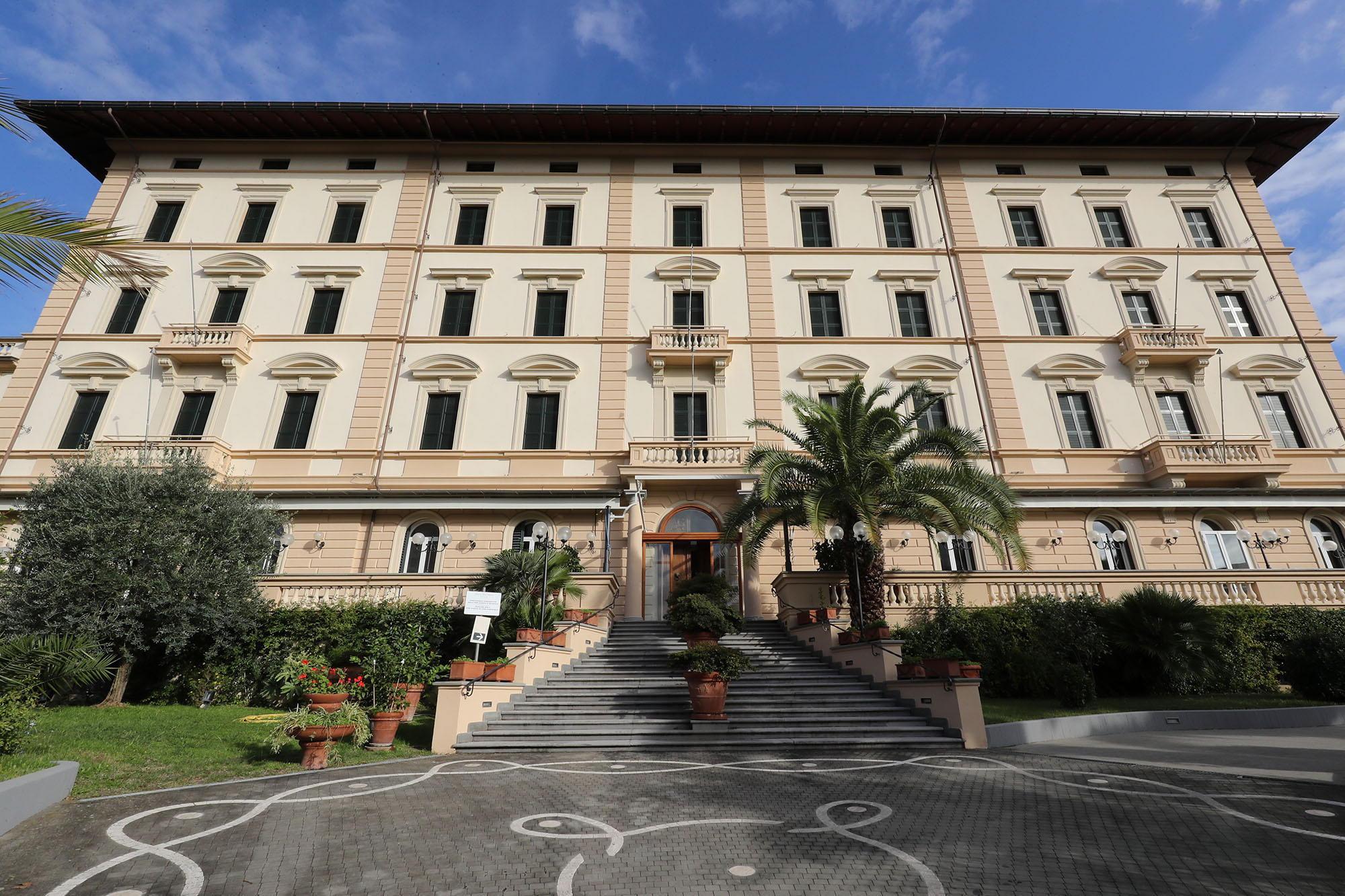 La monumentale facciata del Grand Hotel Vittoria