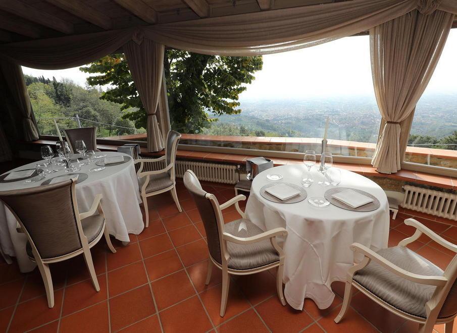 La famosa terrazza con vista panoramica sulla Valdinievole del ristorante Montaccolle (Foto Nucci)