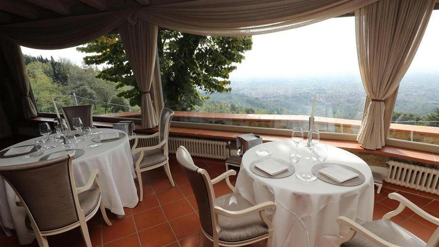 La famosa terrazza con vista panoramica sulla Valdinievole del ristorante Montaccolle (Foto Nucci)