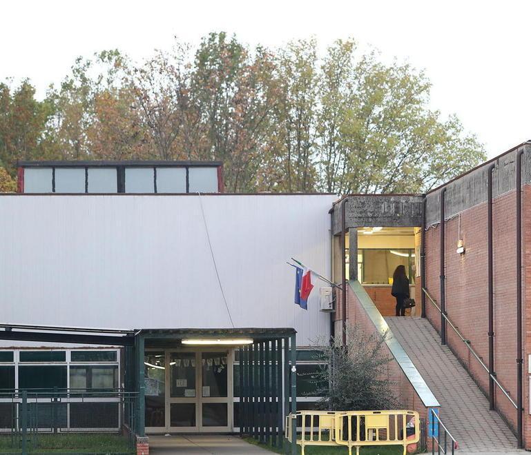 L'ingresso delle scuole De Amicis a Montecatini (Foto Nucci)