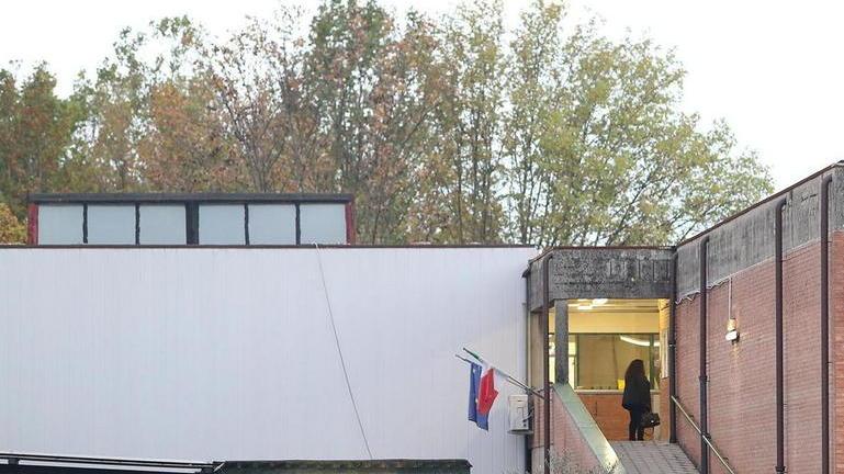 L'ingresso delle scuole De Amicis a Montecatini (Foto Nucci)