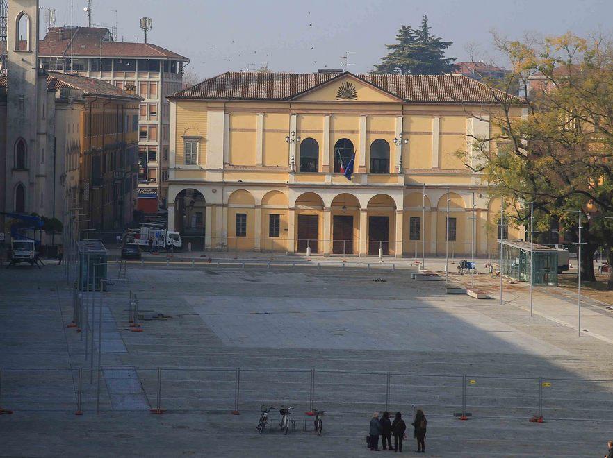 Piazza della Vittoria, inaugurazione con esposto 