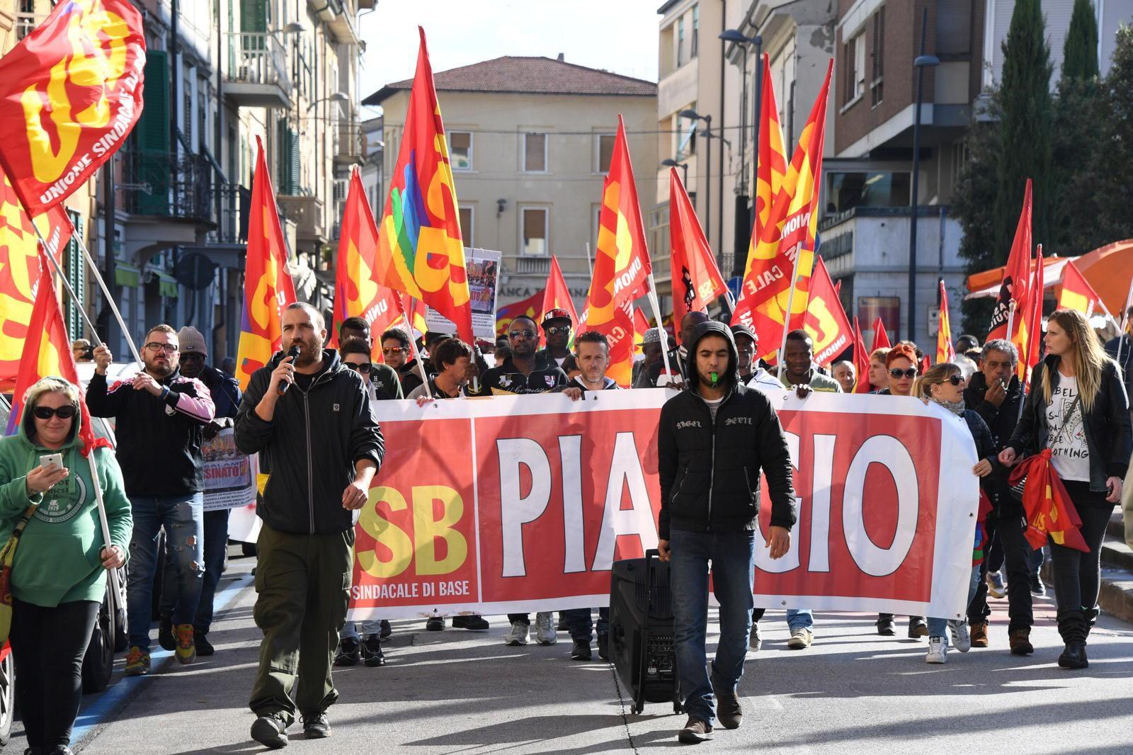 Una manifestazione di lavoratori della Piaggio (Foto di Franco Silvi)