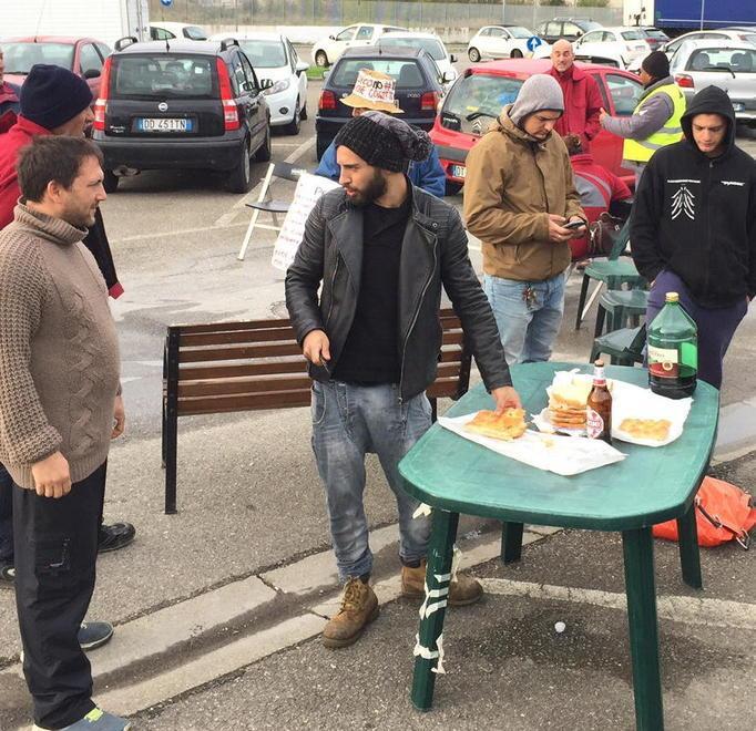 Addetti alle pulizie di nuovo al lavoro Fine del presidio