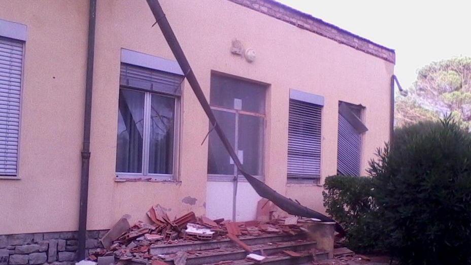 Crolla il cornicione Per fortuna quando gli alunni erano a casa