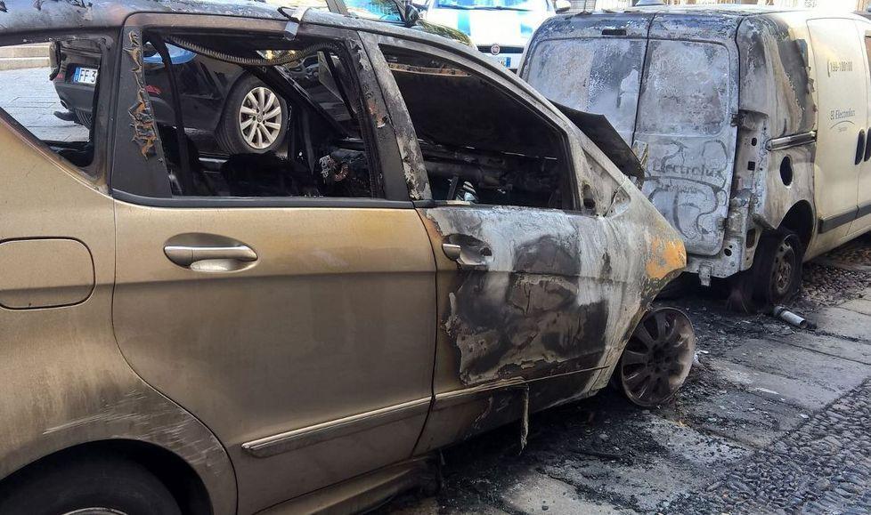 Notte di fuoco, distrutte quattro auto 