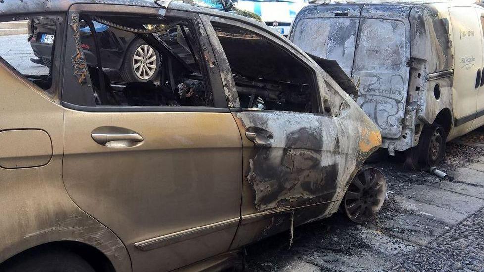 Notte di fuoco, distrutte quattro auto