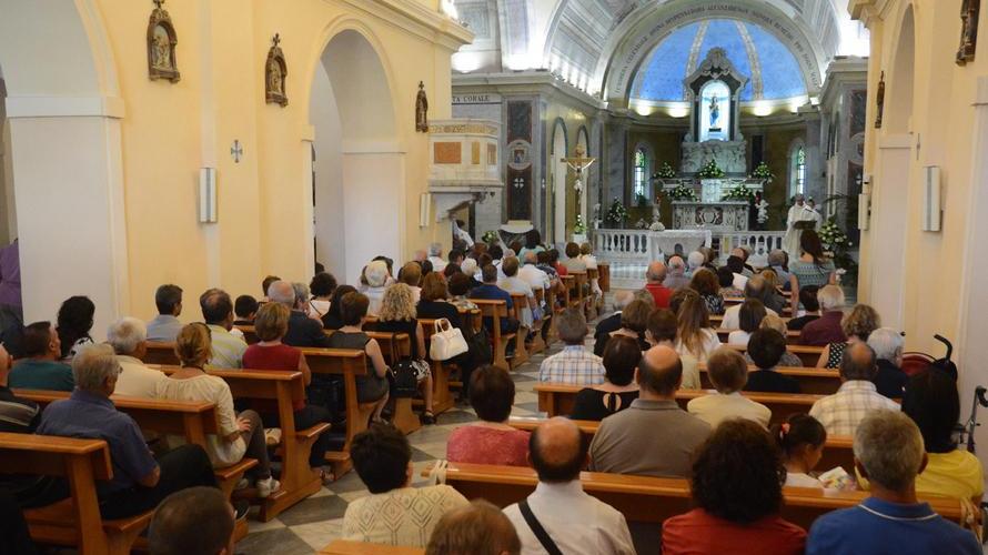 Rubava portafogli e borsette mentre le donne pregavano