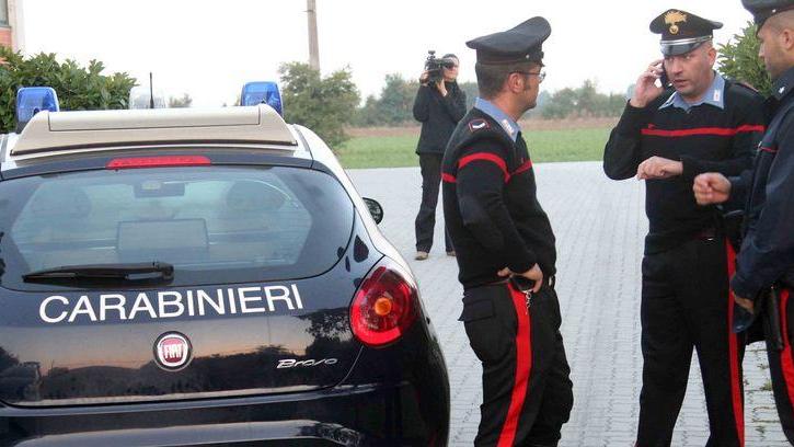 Minaccia il figlio col pugnale ornamentale