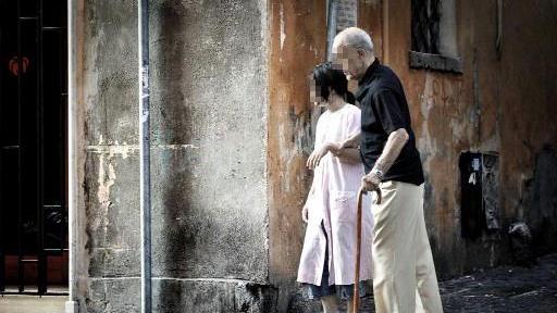 Un anziano accompagnato da una badante