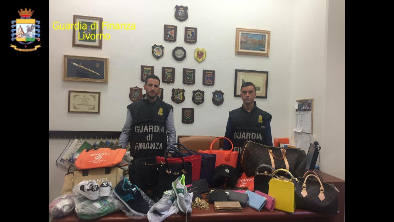 Un'immagine dei prodotti e delle etichette false sequestrate dalla Finanza