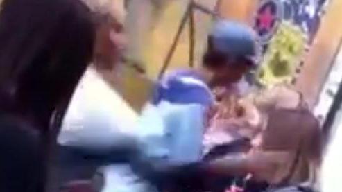 Piazza della Pera, c’è la rissa fra bulle ma nessuno le ferma