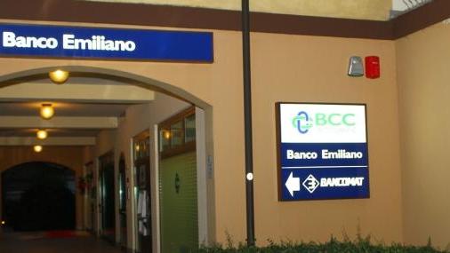 Brescello, fanno esplodere il bancomat: rubati decine di migliaia di euro