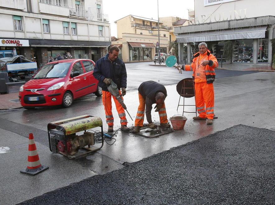 Operai già al lavoro su via Toti (Foto Nucci)