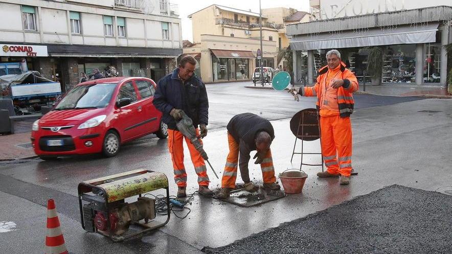 Operai già al lavoro su via Toti (Foto Nucci)