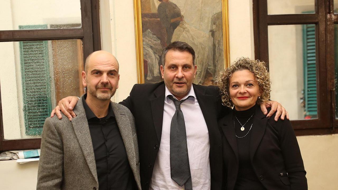 Il sindaco Oreste Giurlani insieme ai suoi due nuovi assessori Maurizio Di Vita e Lucia Guidi (Foto Nucci)