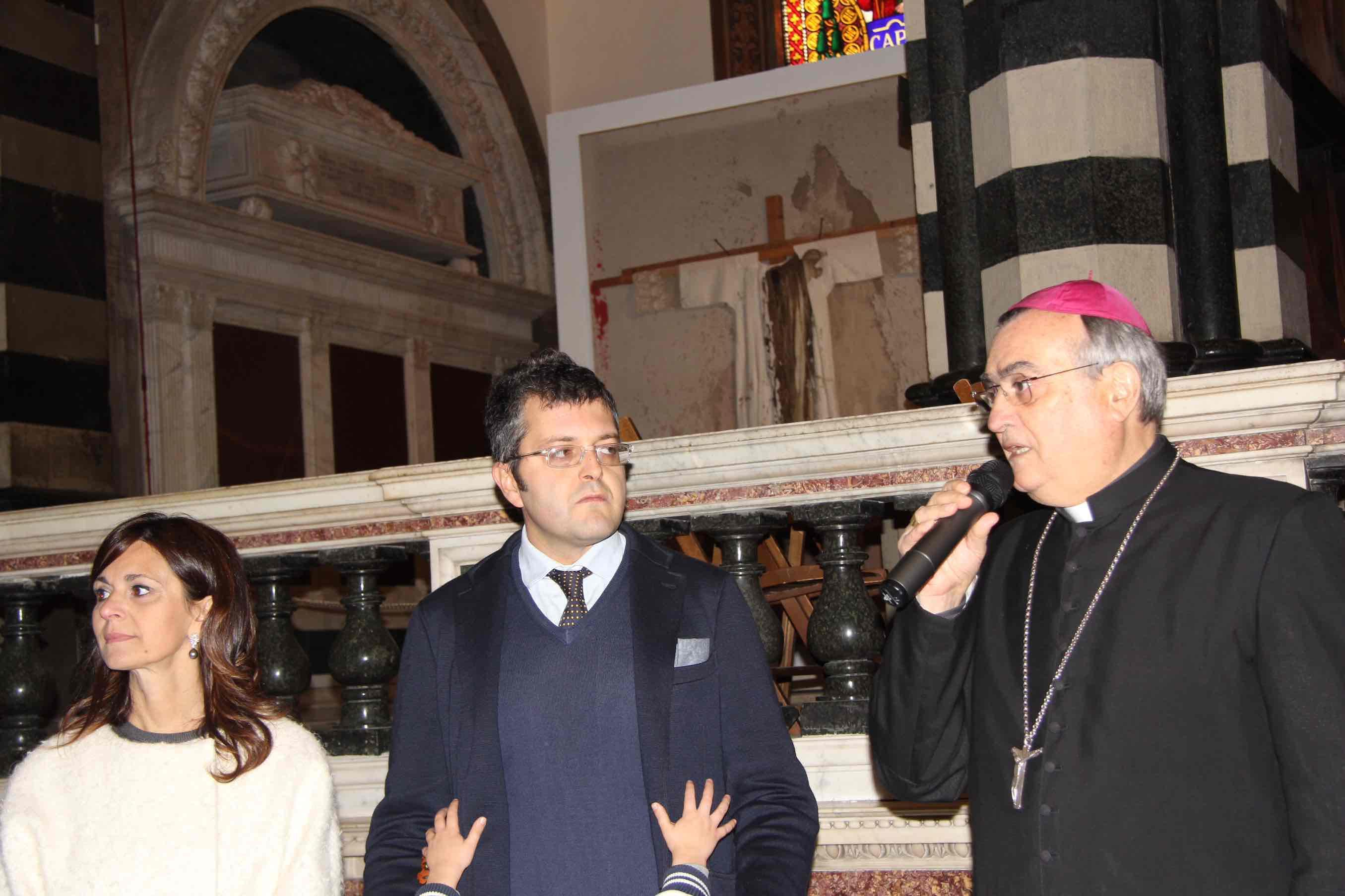 Il vescovo Agostinelli con l'assessore Mangani e Irene Sanesi (Foto Batavia)