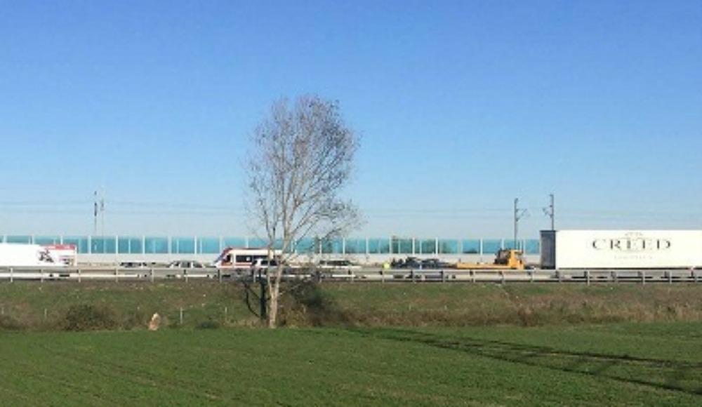 Gattatico, schianto in autostrada fra tre auto: muore una persona 