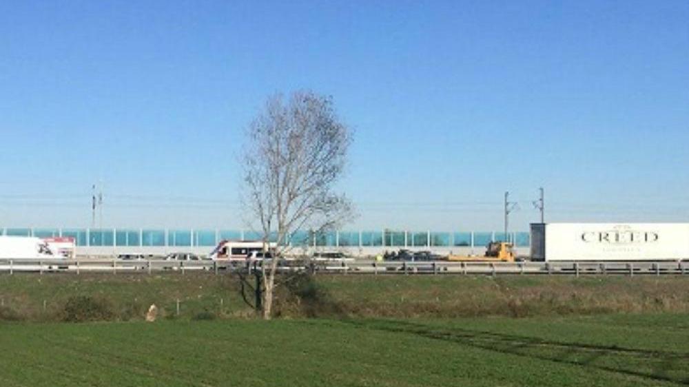 Gattatico, schianto in autostrada fra tre auto: muore una persona