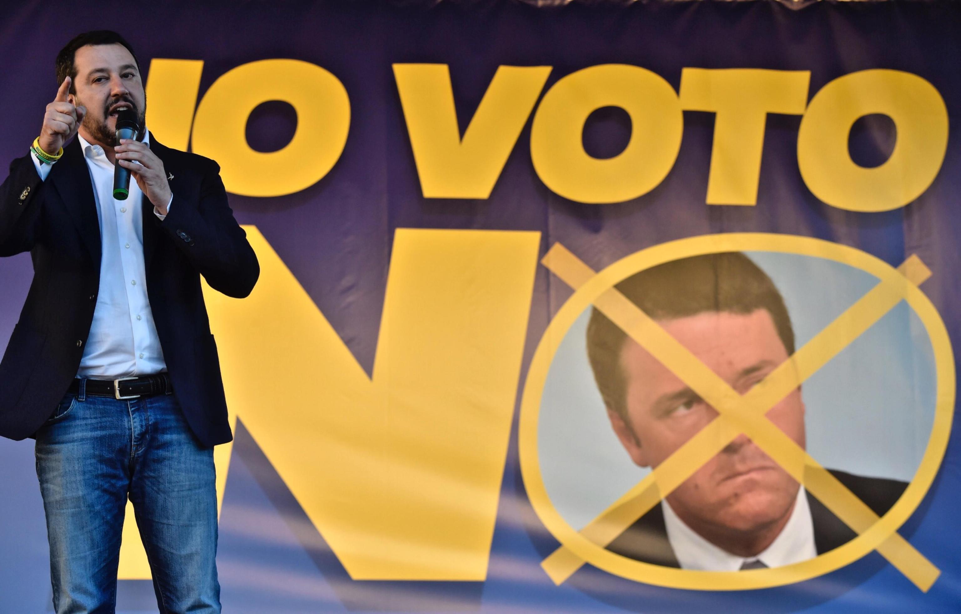 Salvini sul palco a Firenze alla manifestazione per il "No"