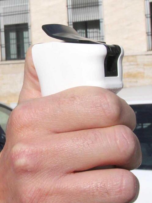 Spray al peperoncino e bastone per la polizia municipale