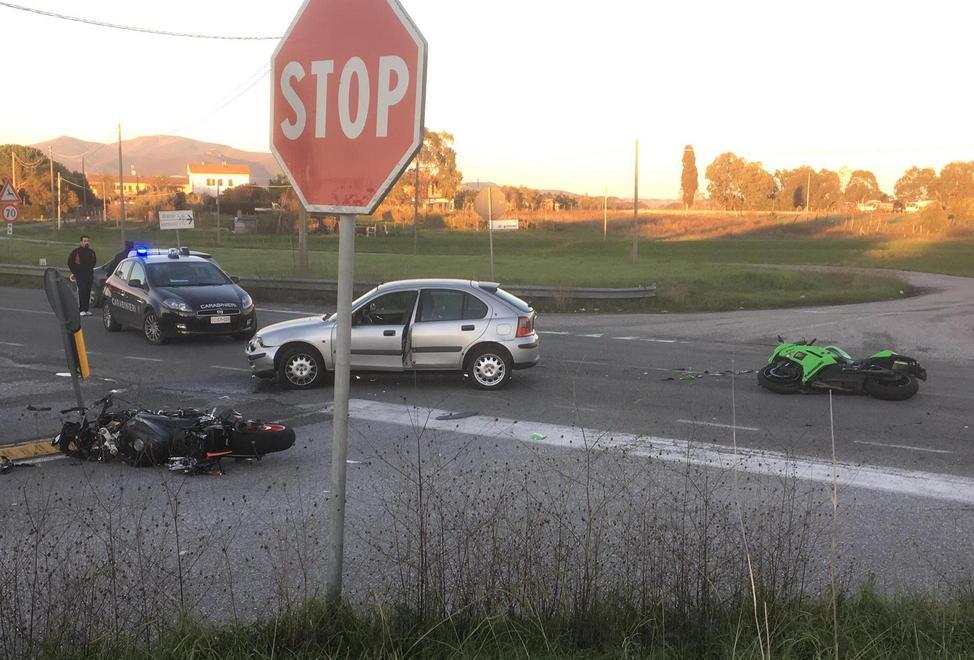 Scontro fra due moto e auto, il centauro ferito se la caverà
