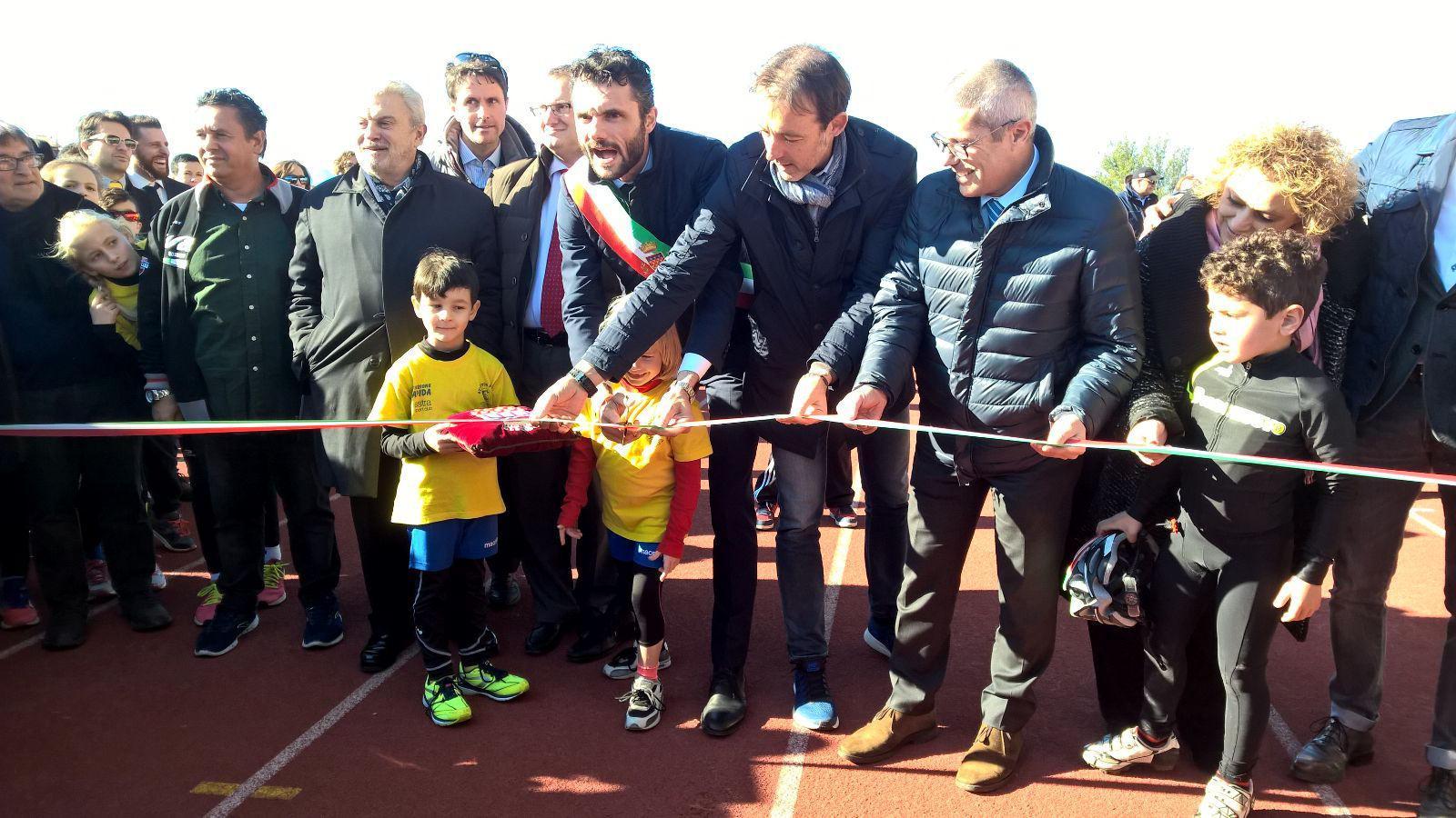 Il sindaco Biffoni taglia il nastro del nuovo impianto alla pista di atletica