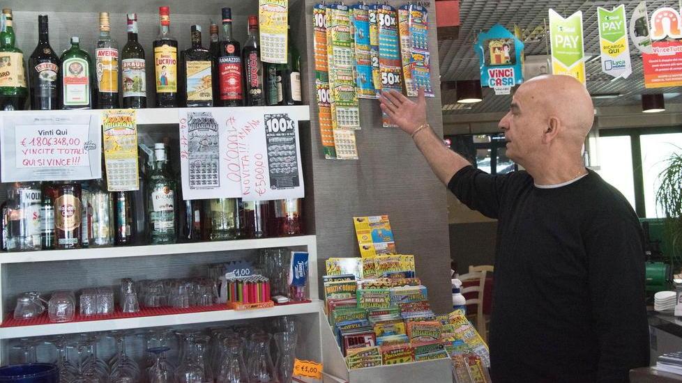 Pochi secondi e il locale è depredato