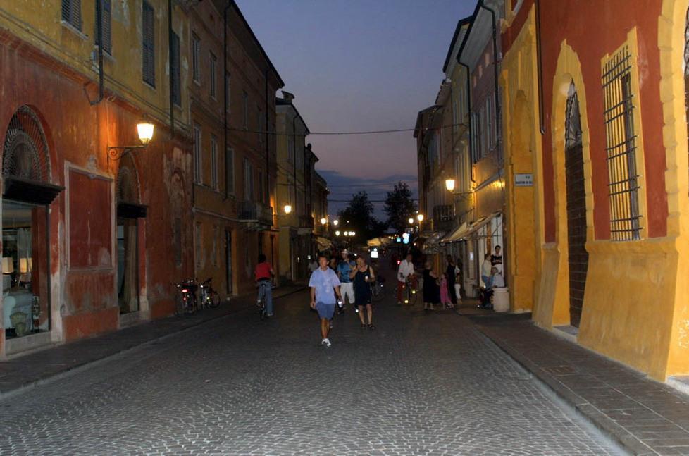 Guastalla, aggressione in centro e botte ai passanti 