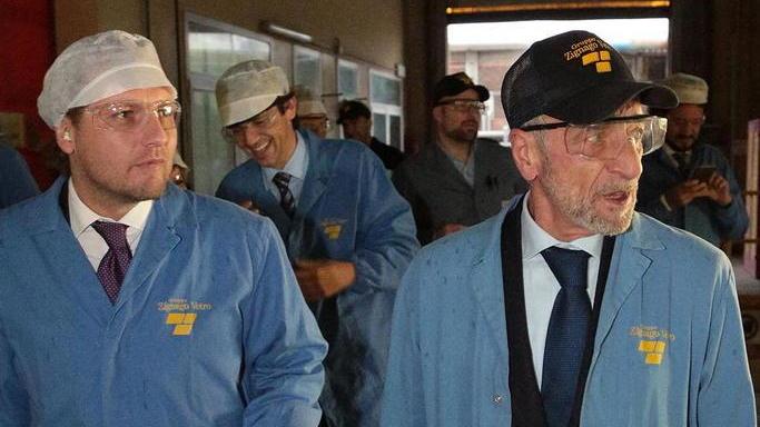 Luca Lotti in visita allo stabilimento della Zignago