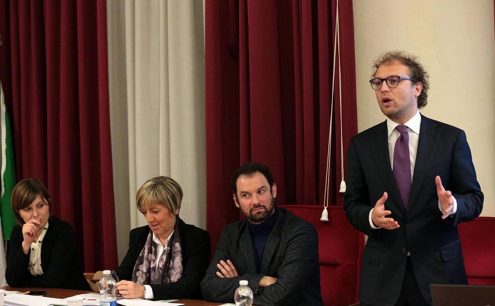 Passaggi a livello via e più treni locali 