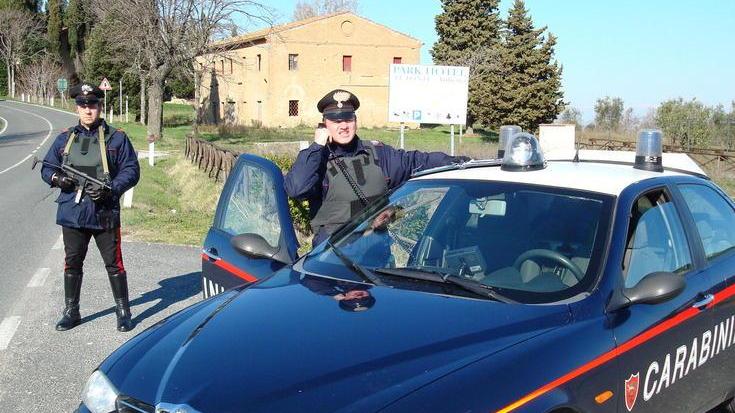 Scopre i ladri nella casa del vicino e li insegue