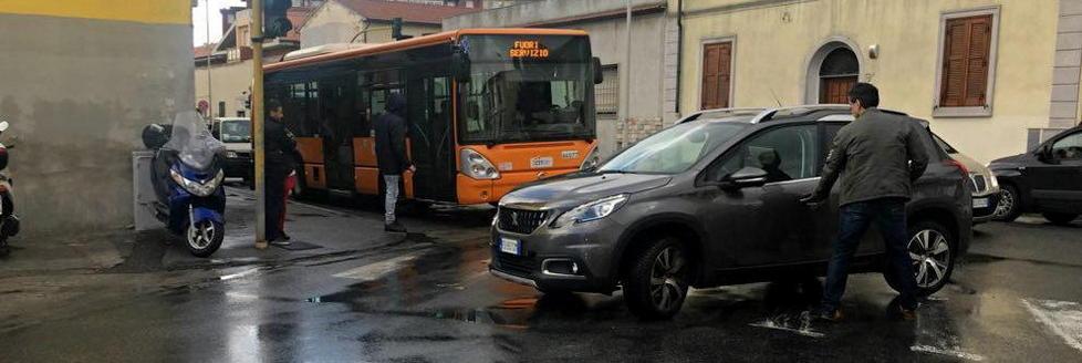 Travolto da un’auto, ferito un 61enne