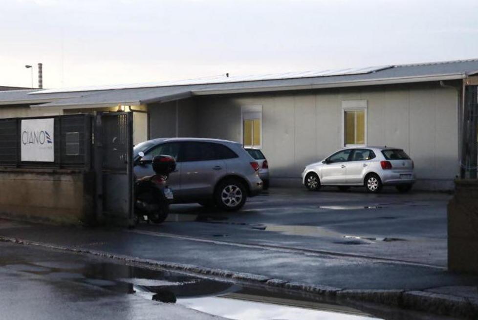 Con il camion usato sfondano il cancello della ditta “Ciano”