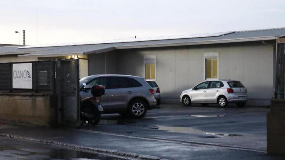 Con il camion usato sfondano il cancello della ditta “Ciano”