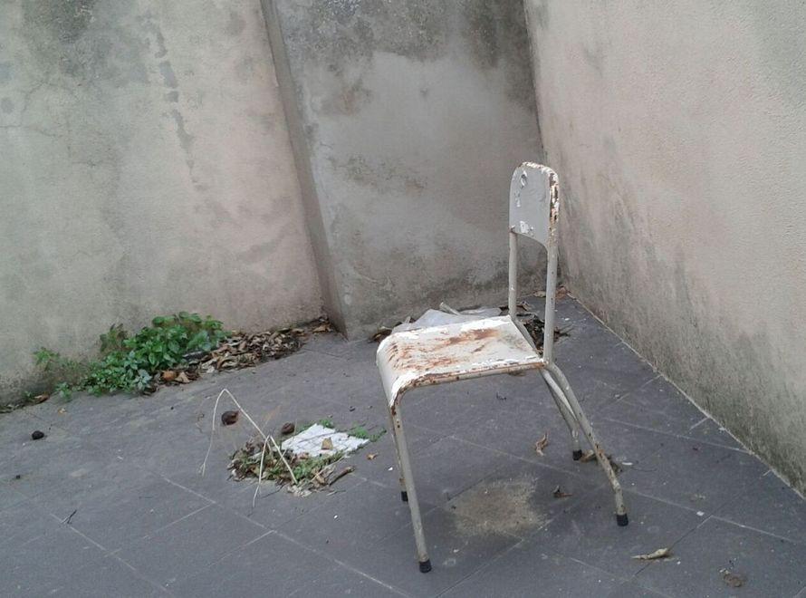 Ambulatorio circondato dalla spazzatura 