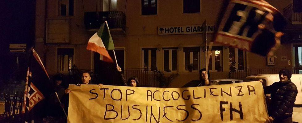 Forza Nuova “presidia” hotel dei profughi
