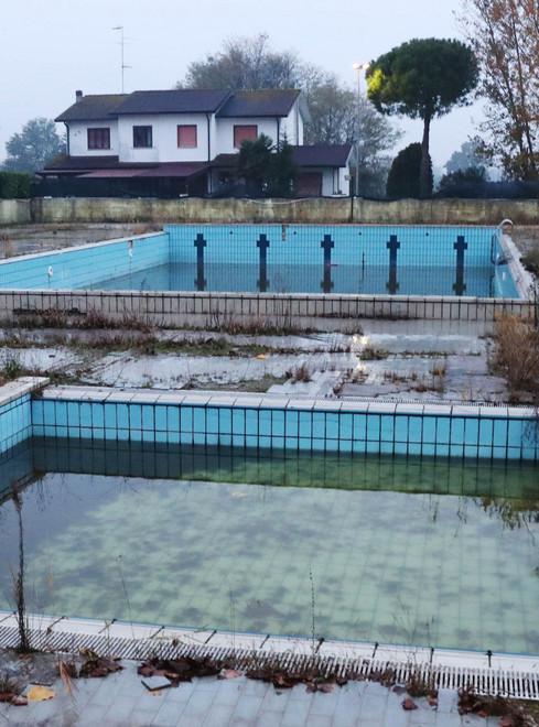 Piscina abbandonata «Nessuno fa niente Solo soldi sprecati» 