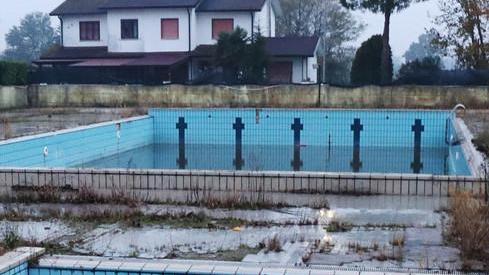 Piscina abbandonata «Nessuno fa niente Solo soldi sprecati»