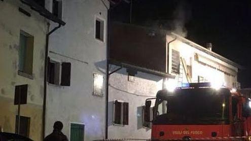 Scoppia un incendio nel palazzo