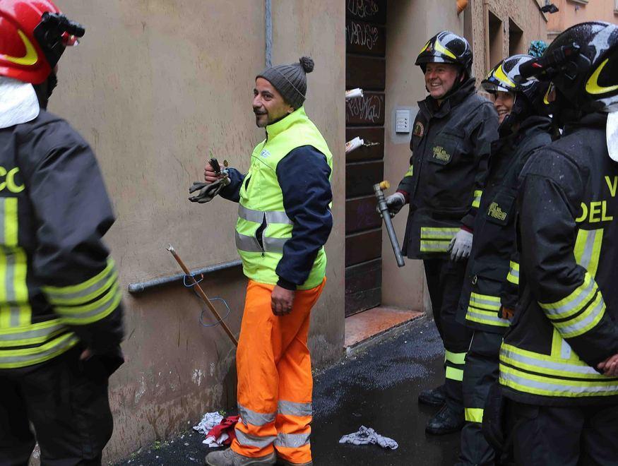 Tubo sradicato da un’auto, fuga di gas 