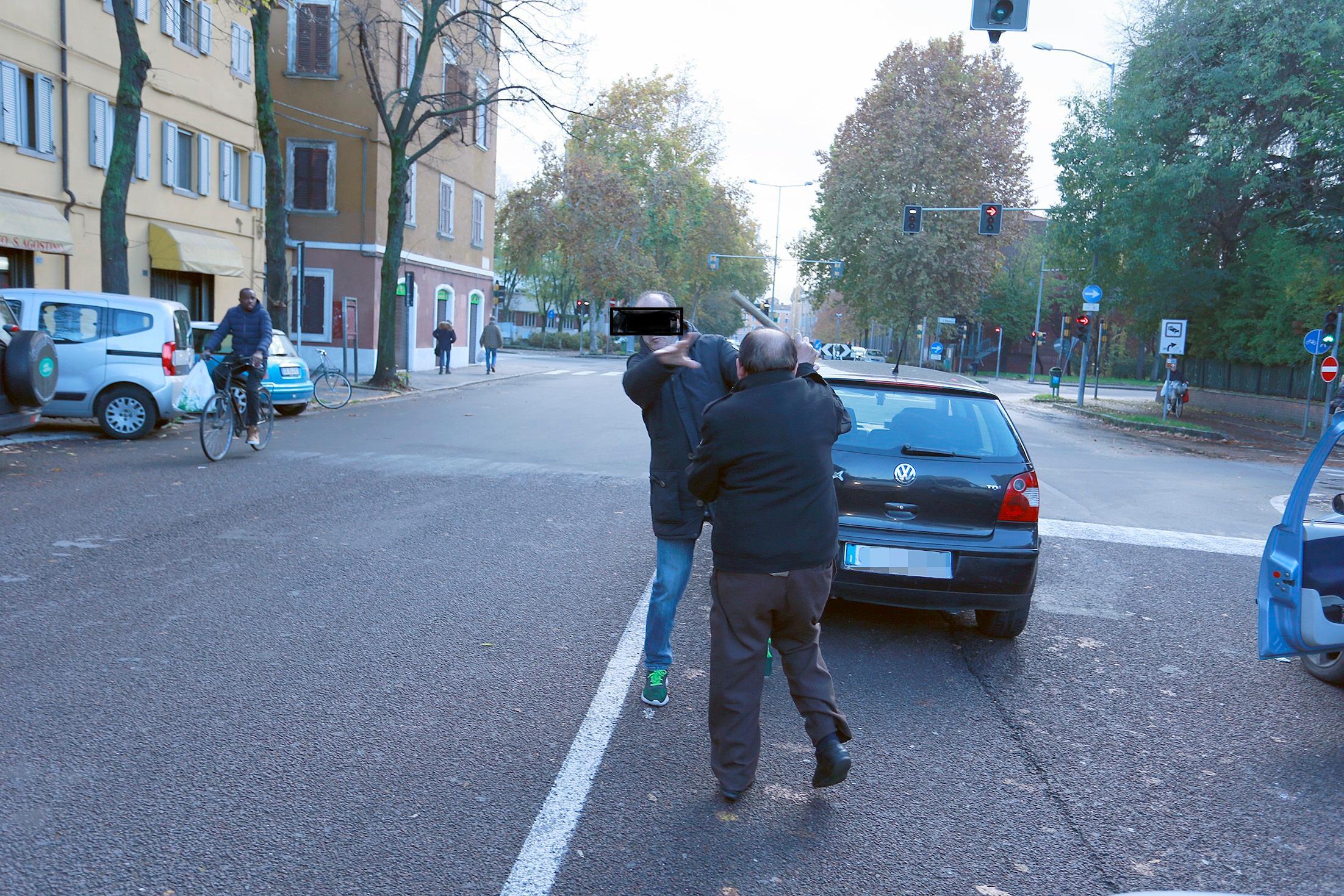 Prende una mazza e aggredisce automobilista durante una lite a Modena 